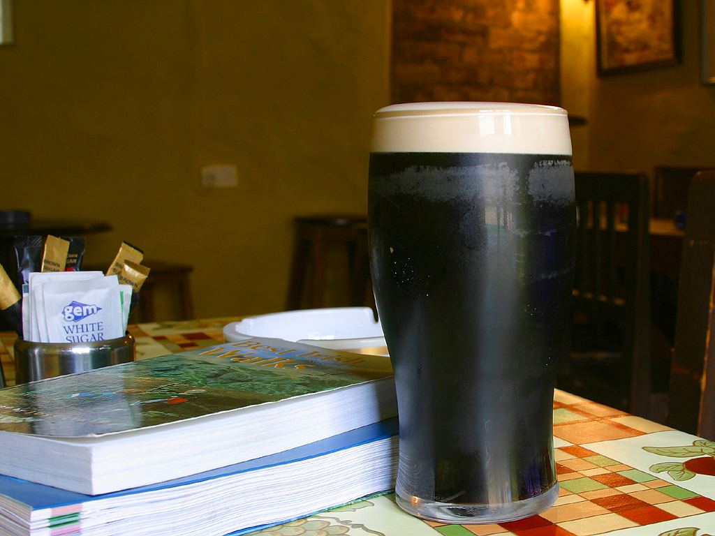 the-green-man,-an-“english”-pub-in-the-cyberpunk-future